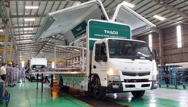 Компания THACO пожертвовала специализированные грузовики для перевозки вакцин и мобильнои вакцинации hinh anh 1