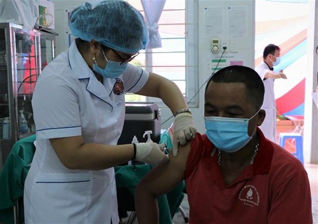 Жители приграничных территории проходят вакцинацию от COVID-19 hinh anh 1