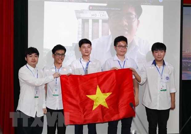 Вьетнамские школьники добились отличных результатов на международных олимпиадах 2021 года hinh anh 1
