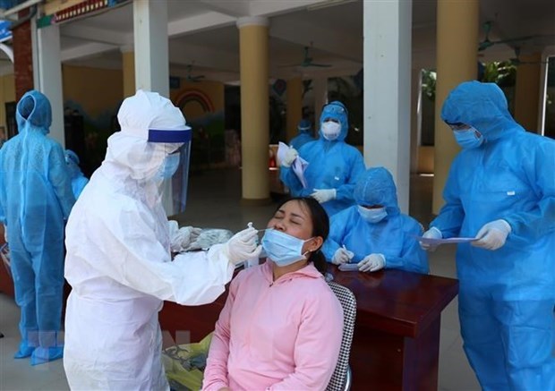 Утром 25 июля во Вьетнаме зафиксировано еще 3.979 новых случаев COVID-19 hinh anh 1