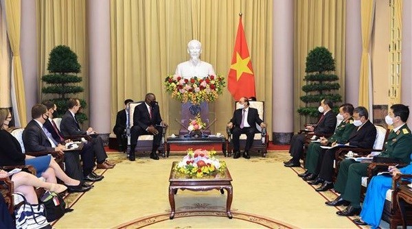 Президент государства Нгуен Суан Фук устроил прием для министра обороны США hinh anh 1