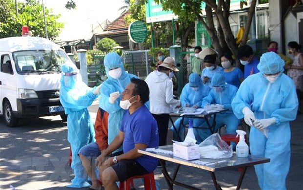 30 июля во Вьетнаме было зарегистрировано 8.649 новых случаев COVID-19, 3.704 человека выздоровели hinh anh 1