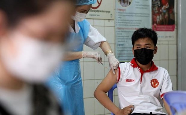 Камбоджа начинает вакцинацию детеи 12-17 лет hinh anh 1