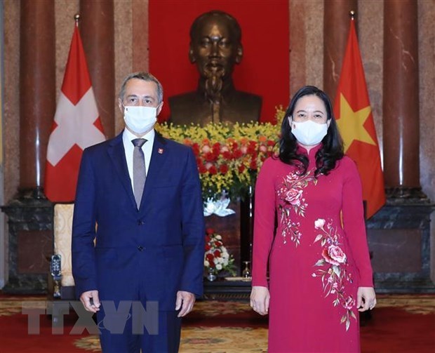 Вице-президент страны Во Тхи Ань Суан провела прием для швеицарского коллеги hinh anh 1