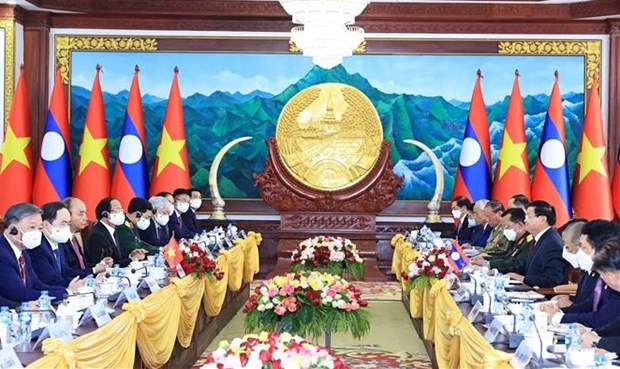 Президент государства Нгуен Суан Фук провел переговоры с генеральным секретарем и президентом Лаоса hinh anh 1
