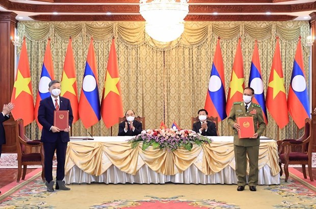 Вьетнам вручает государственные ордена подразделениям общественнои безопасности Лаоса, офицерам hinh anh 1