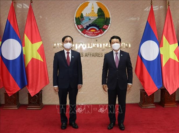 Министр иностранных дел Буи Тхань Шон встретился с министром иностранных дел Лаоса hinh anh 1