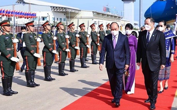 Президент Нгуен Суан Фук прибыл во Вьентьян hinh anh 1