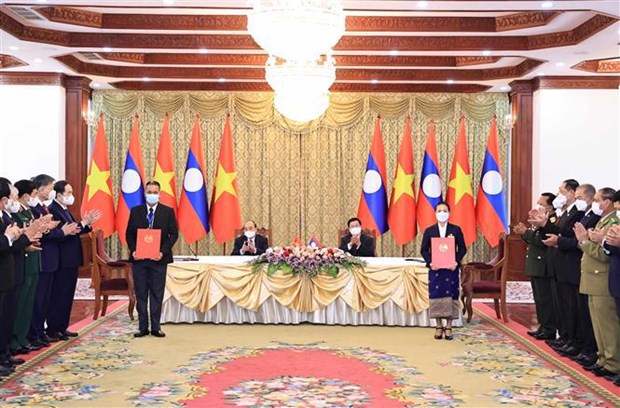 Президент государства Нгуен Суан Фук провел переговоры с генеральным секретарем и президентом Лаоса hinh anh 2