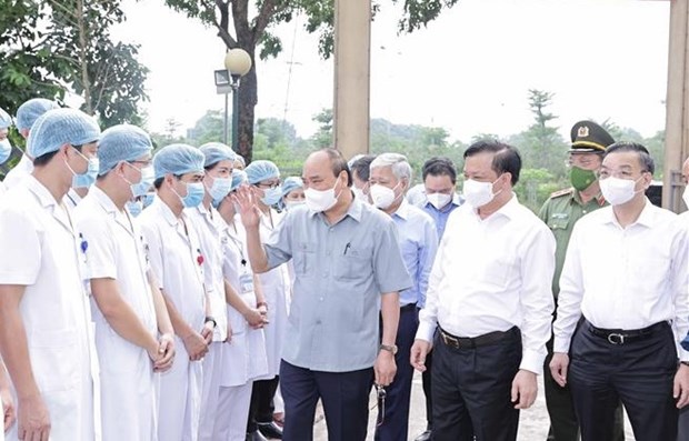 Президент Нгуен Суан Фук посетил работников и жителеи Ханоя – участников в профилактике COVID-19 hinh anh 1