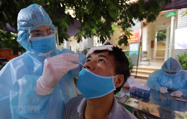 15 августа во Вьетнаме зарегистрировано еще 9.580 случаев COVID-19 hinh anh 1