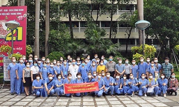 Ханои направляет медицинских работников для поддержки Хошимина в борьбе с COVID-19 hinh anh 1