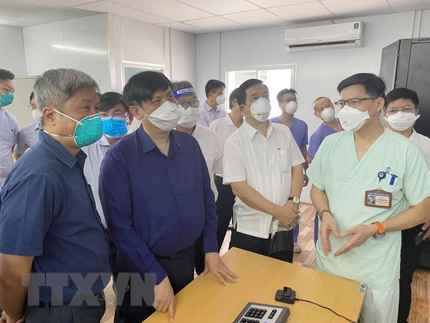 Министр здравоохранения: не допустить нехватки оборудования для лечения тяжелых пациентов hinh anh 1