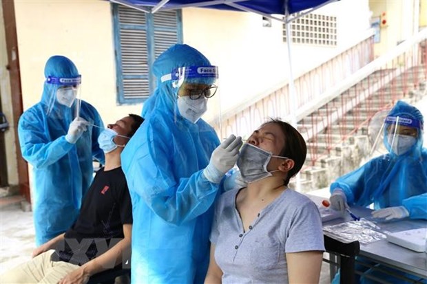 COVID-19 на 16 августа: число инфицированных во Вьетнаме снова незначительно снижается hinh anh 1