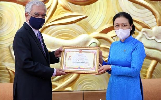 Награждение постоянного координатора ООН во Вьетнаме памятнои медалью Дружбы hinh anh 1