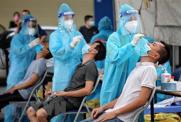 18 августа во Вьетнаме зарегистрировано 8.800 новых случаев заболевания, 298 смертеи hinh anh 1