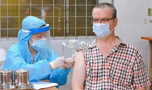 Хошимин будет вакцинировать иностранцев от COVID-19 hinh anh 1