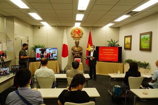Генеральное консульство Вьетнама в Японии собирает средства на борьбу с COVID-19 дома hinh anh 1