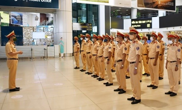 Милиция усиливает поддержку для предотвращения эпидемии и обеспечения безопасности hinh anh 1
