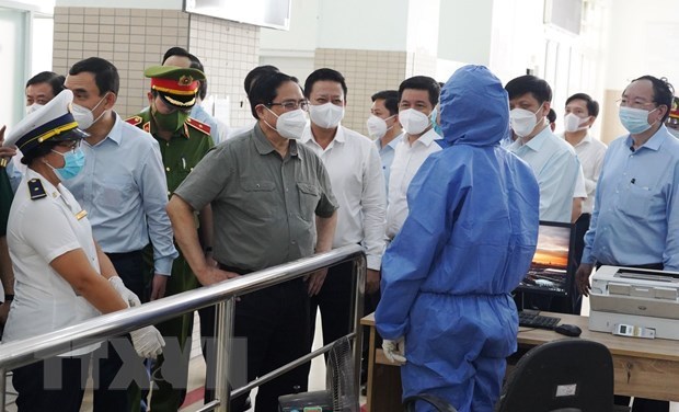 Премьер-министр Фам Минь Тьинь инспектировал меры по профилактике и борьбе с COVID-19 в Хошимине hinh anh 1