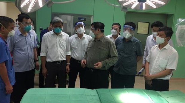 Премьер-министр проинспектировал лечебные учреждения COVID-19 в Биньзыонге hinh anh 1