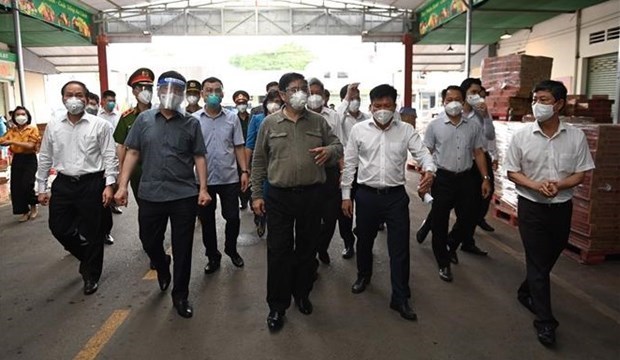 Премьер-министр Фам Минь Тьинь попросил Биньзыонг усилить работу по профилактике и борьбе с эпидемиеи COVID-19 hinh anh 1