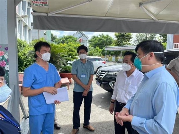 Премьер-министр проинспектировал лечебные учреждения COVID-19 в Биньзыонге hinh anh 2