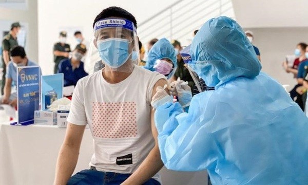 Биньзыонг работает над ускорением вакцинации против COVID-19 hinh anh 1