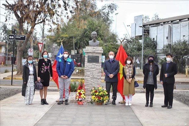 Посольство Вьетнама в Чили возложило венок к памятнику Хо Ши Мина hinh anh 1