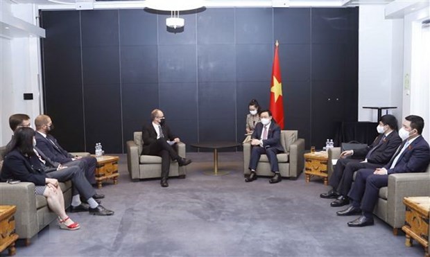 Председатель Национального собрания Выонг Динь Хюэ провел встречу с властью и деловым кругом в Хельсинки hinh anh 2