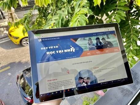 Компании объединяются, чтобы предоставить компьютеры и подключение к интернету нуждающимся ученикам hinh anh 2