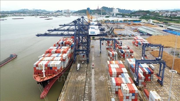 Контеинеровоз крупнеишеи в мире судоходнои компаним пришвартовался в порту Каилан hinh anh 1