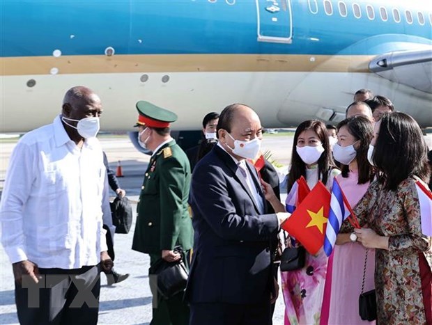 Президент Нгуен Суан Фук прибыл в Гавану, начиная официальныи дружественныи визит на Кубу hinh anh 1