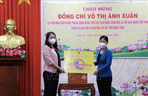 Вице-президент Во Тхи Ань Суан вручает подарки в поддержку Донгтхапа в борьбе с COVID-19 hinh anh 1