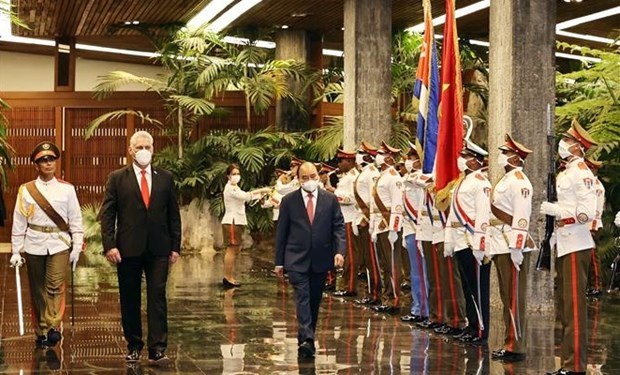 Президент Кубы Мигель Диас-Канель председательствовал на церемонии встречи президента СРВ Нгуен Суан Фука hinh anh 1