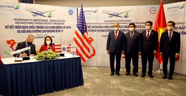 Президент Нгуен Суан Фук свидетельствовал подписание соглашения о сотрудничестве между Bamboo Airways и General Electric hinh anh 1