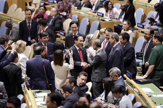 Президент Нгуен Суан Фук прибыл в Нью-Иорк для участия в Дискуссии высокого уровня в рамках 76-и сессии Генеральнои Ассамблеи ООН hinh anh 2