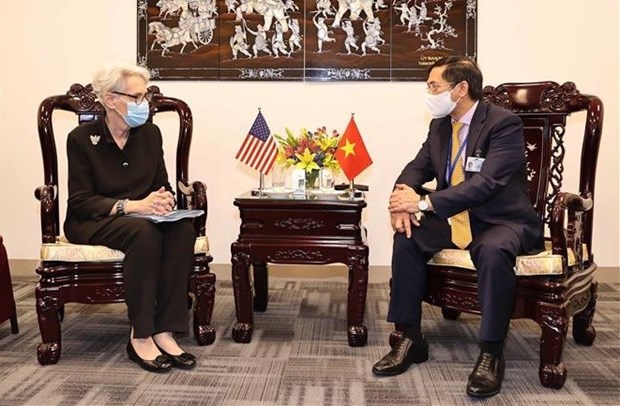 Глава МИД Вьетнама провел двусторонние встречи с иностранными дипломатами hinh anh 1