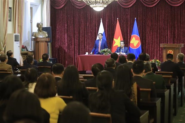 Министр иностранных дел Вьетнама встретился с представителями вьетнамскои общины в России hinh anh 1
