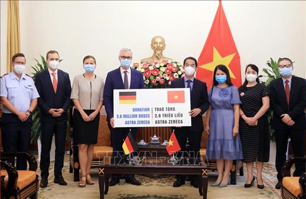 Доставлено 2,6 миллиона доз вакцины против COVID-19, подареннои правительством Германии Вьетнаму hinh anh 1