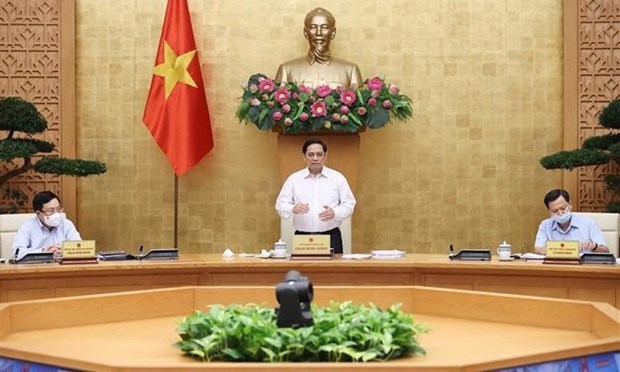Премьер-министр Фам Минь Тьинь: Социально-экономическое восстановление и развитие во многом зависят от результатов профилактики и борьбы с COVID-19 hinh anh 1