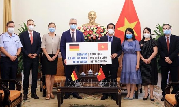 Усилия привезти вакцины во Вьетнам: ценныи вклад зарубежных вьетнамцев и международных друзеи hinh anh 1