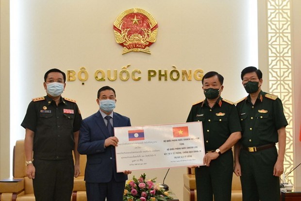 Вьетнам оказывает министерству обороны Лаоса помощь медикаментами hinh anh 1