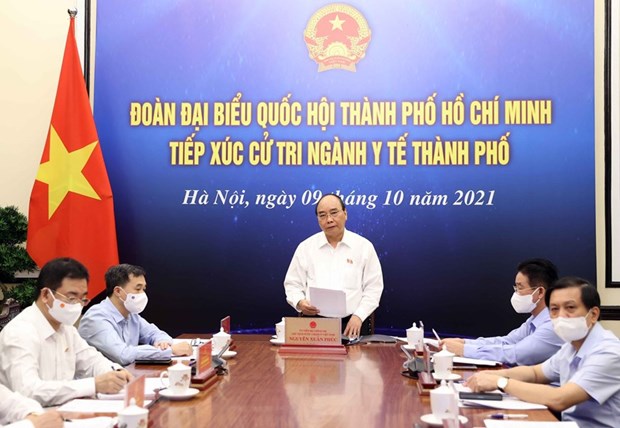 Президент Нгуен Суан Фук провел встречу с избирателями в секторе здравоохранения в Хошимине hinh anh 1