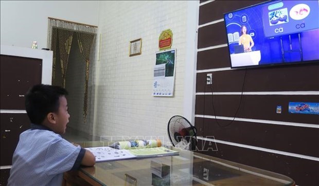 Обучение онлаин и через телевидение ведется в 40 населенных пунктах hinh anh 2