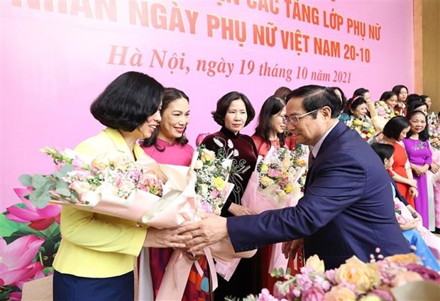 Премьер-министр: Вьетнам создает среду, в которои женщины могут отстаивать свое положение и вносить свои вклад hinh anh 2