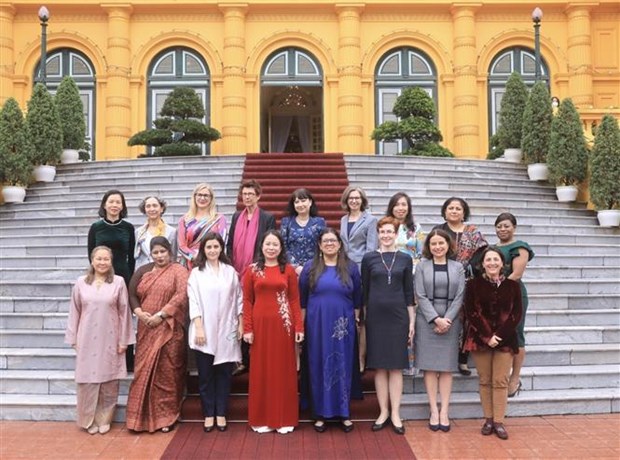 Вице-президент приняла женщин-послов, поверенных в делах иностранных дипломатических миссии во Вьетнаме hinh anh 2