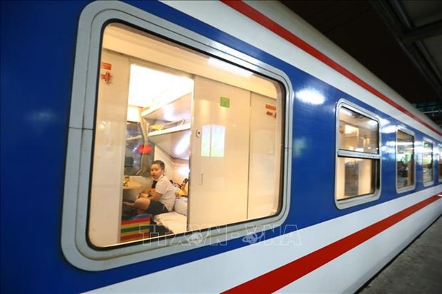Министерство транспорта предлагает ослаблять ограничения для пассажиров, путешествующих самолетом и поездом hinh anh 2