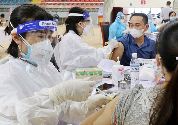 23 октября во Вьетнаме было зарегистрировано 3.373 новых случаев COVID-19, 77 смертеи hinh anh 1