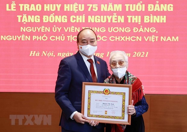 Бывшии вице-президент страны удостоена значка 75 лет членства в КПВ hinh anh 1